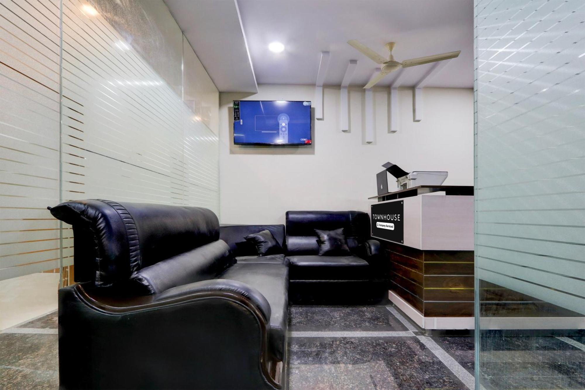 Super Townhouse Nanak Ram Guda Near Waverock Sez حيدر أباد المظهر الخارجي الصورة