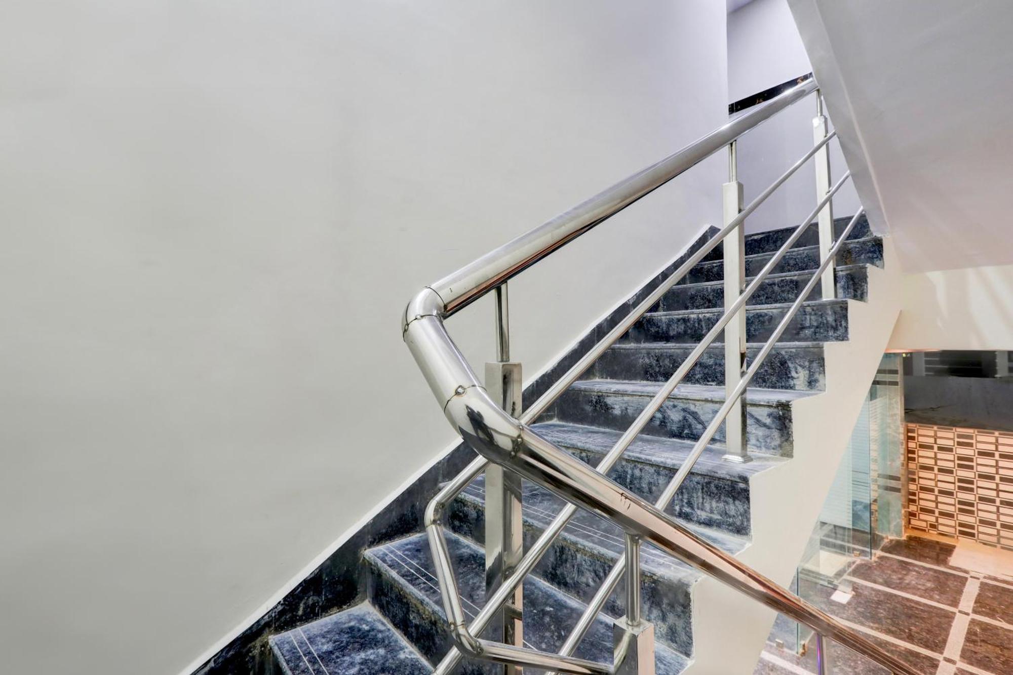 Super Townhouse Nanak Ram Guda Near Waverock Sez حيدر أباد المظهر الخارجي الصورة