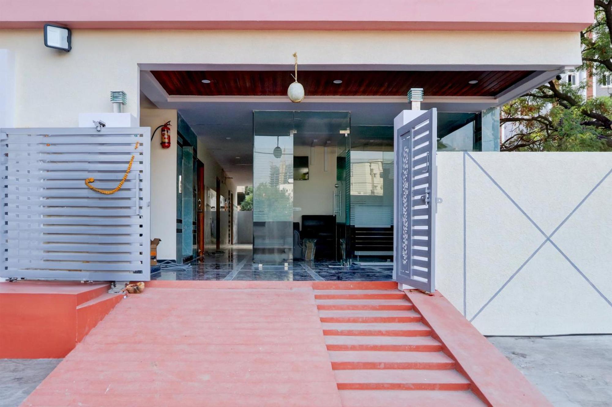 Super Townhouse Nanak Ram Guda Near Waverock Sez حيدر أباد المظهر الخارجي الصورة