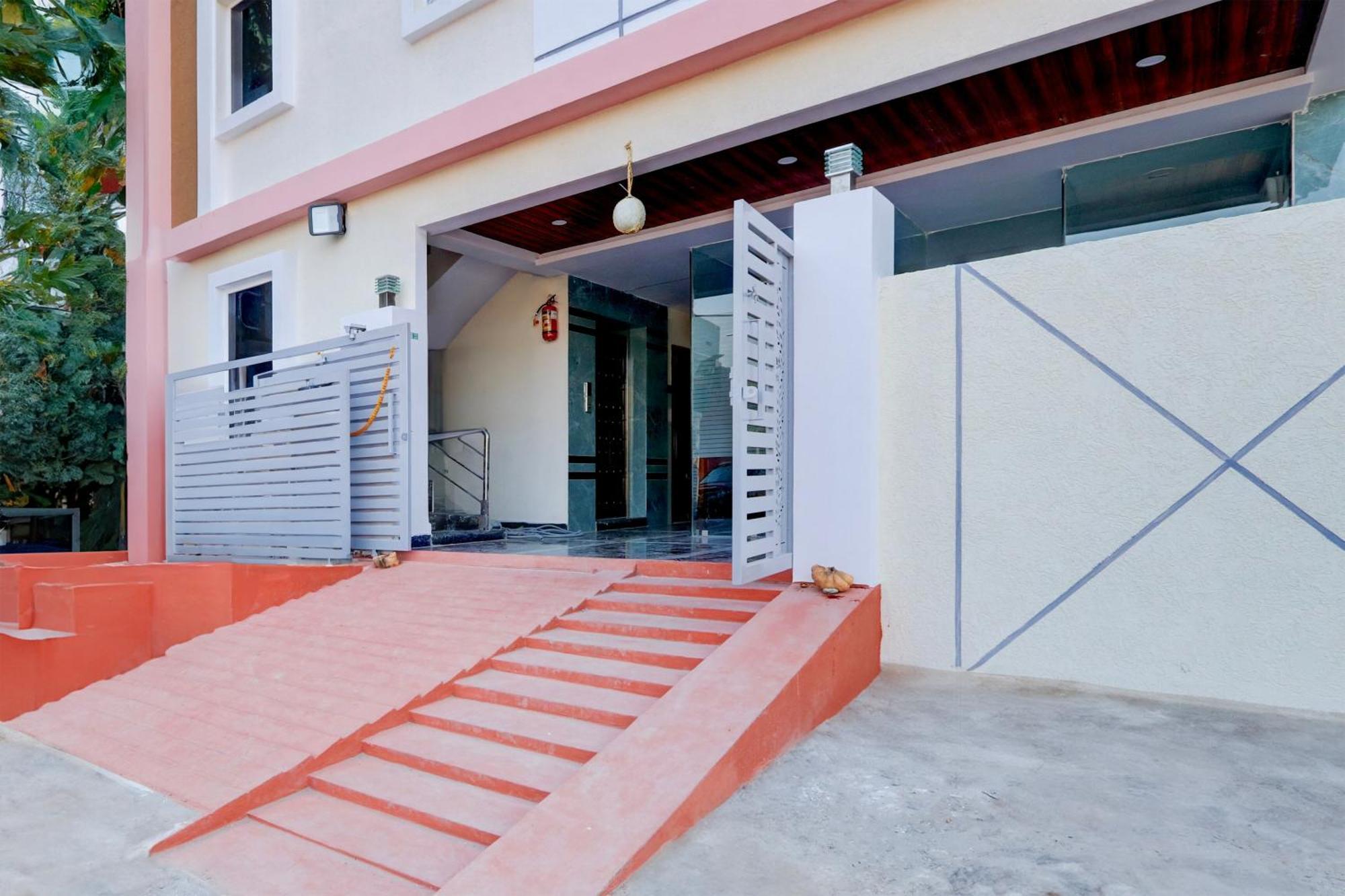 Super Townhouse Nanak Ram Guda Near Waverock Sez حيدر أباد المظهر الخارجي الصورة