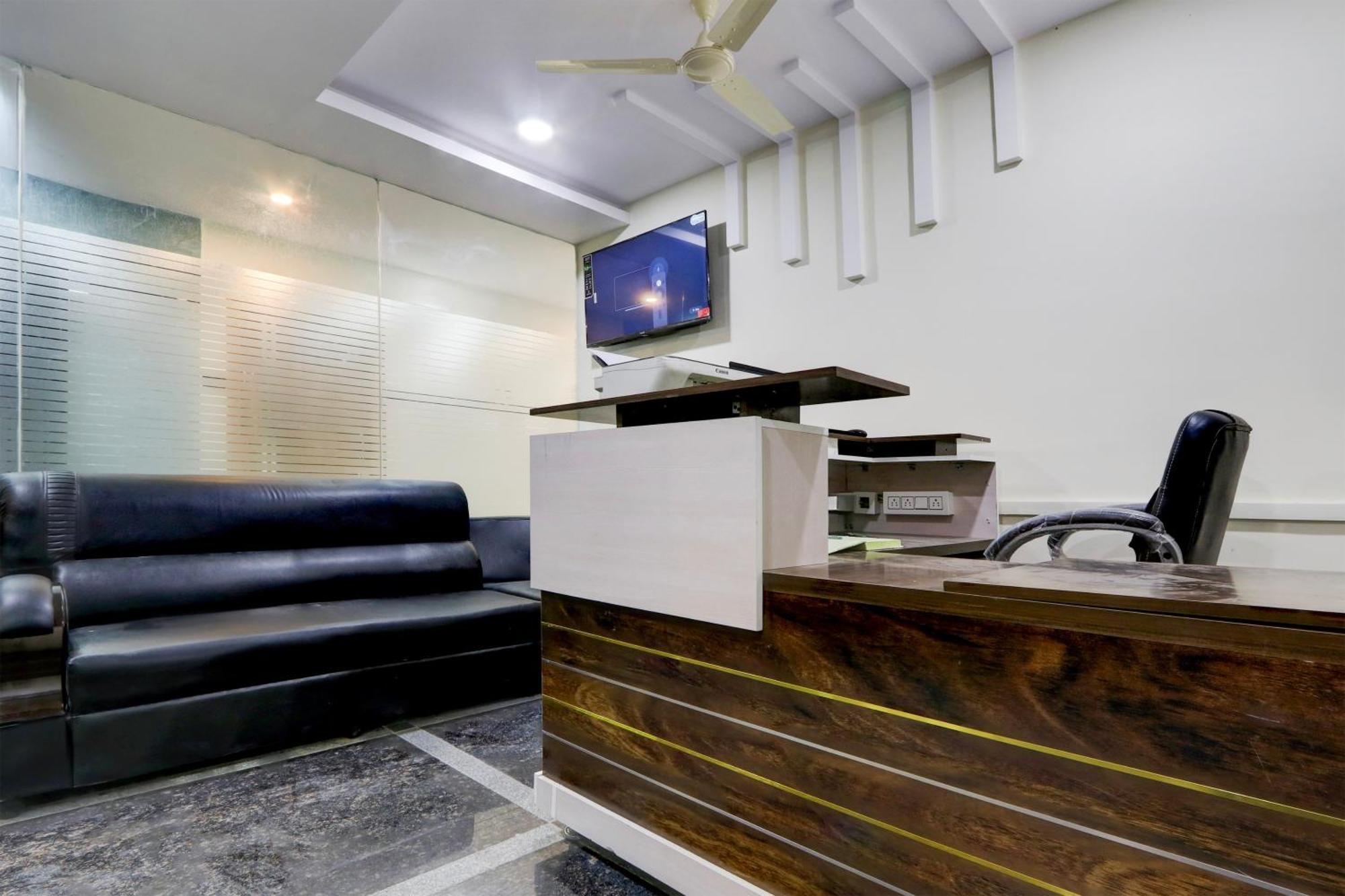 Super Townhouse Nanak Ram Guda Near Waverock Sez حيدر أباد المظهر الخارجي الصورة